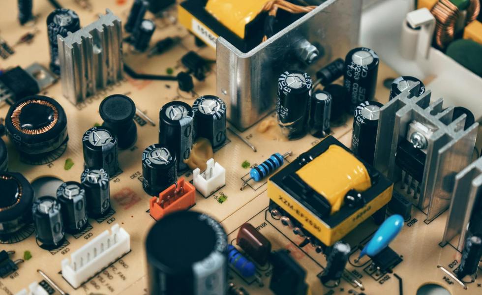 black transistor beside capacitor